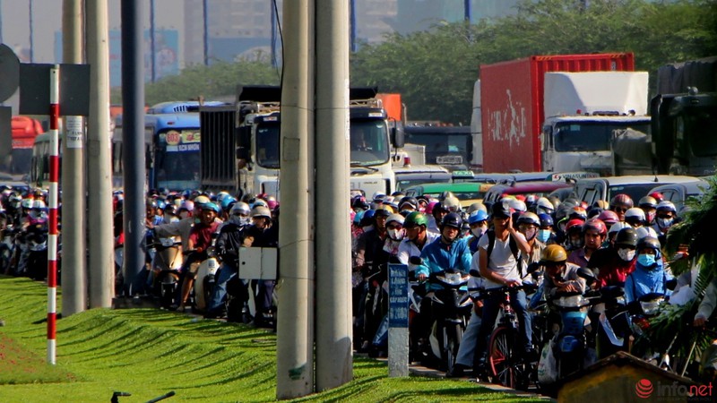 CSGT mướt mồ hồi