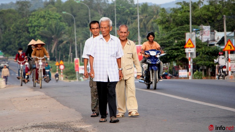 Những hình ảnh xúc động buổi xin lỗi công khai ông Huỳnh Văn Nén - ảnh 1