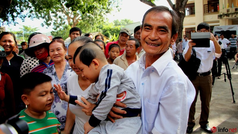 Những hình ảnh xúc động buổi xin lỗi công khai ông Huỳnh Văn Nén - ảnh 9