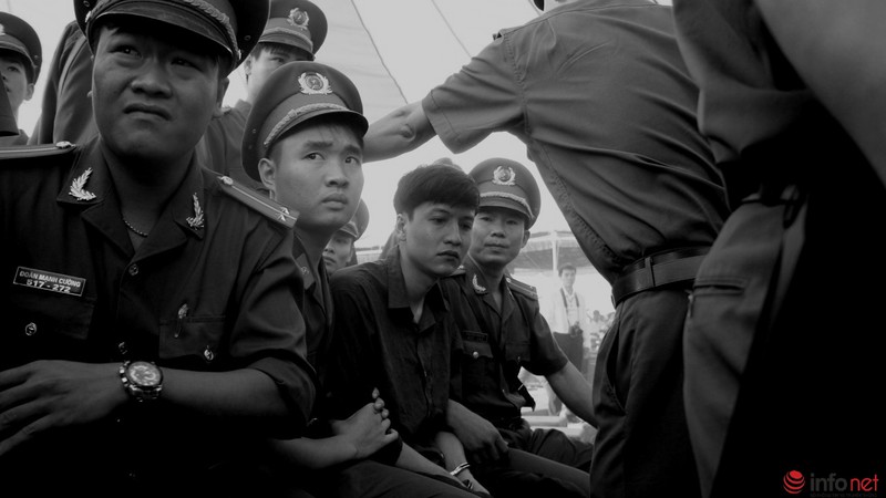 Toàn cảnh phiên xử tại Bình Phước qua bộ ảnh đen trắng - ảnh 15