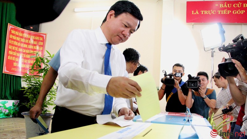 Phóng viên vây kín ông Đinh La Thăng trong ngày bầu cử - ảnh 4