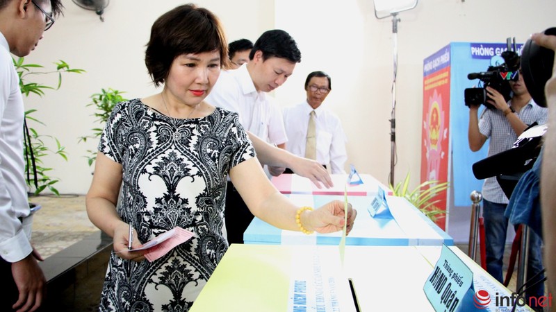 Phóng viên vây kín ông Đinh La Thăng trong ngày bầu cử - ảnh 8