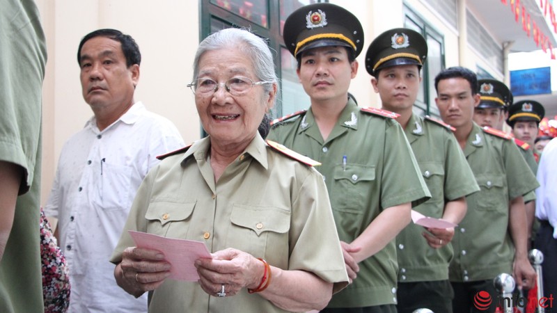 Phóng viên vây kín ông Đinh La Thăng trong ngày bầu cử - ảnh 9