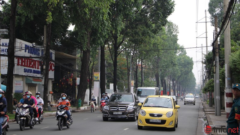 Phóng viên vây kín ông Đinh La Thăng trong ngày bầu cử - ảnh 11
