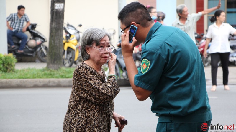 Phóng viên vây kín ông Đinh La Thăng trong ngày bầu cử - ảnh 10