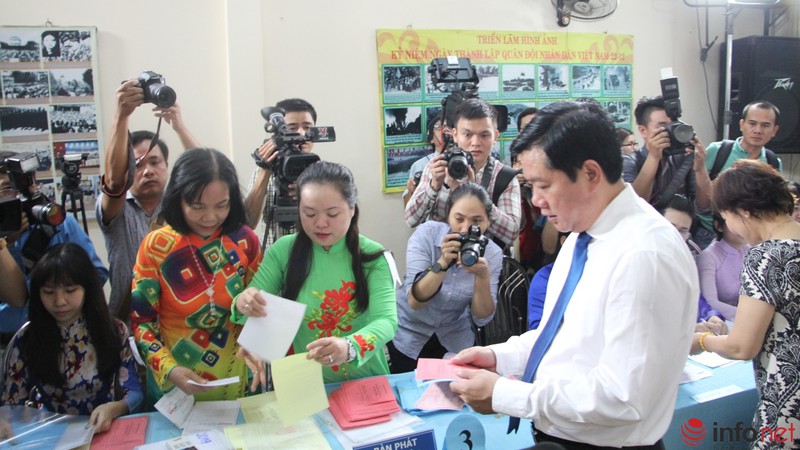Phóng viên vây kín ông Đinh La Thăng trong ngày bầu cử - ảnh 2