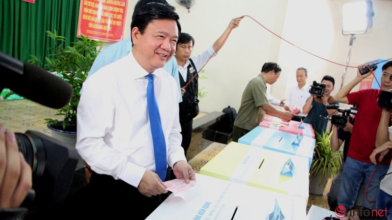 Phóng viên vây kín ông Đinh La Thăng trong ngày bầu cử - ảnh 5