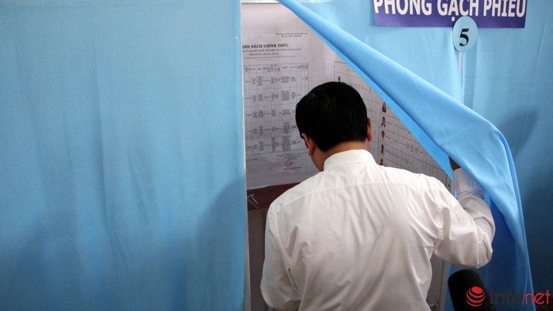 Phóng viên vây kín ông Đinh La Thăng trong ngày bầu cử - ảnh 3