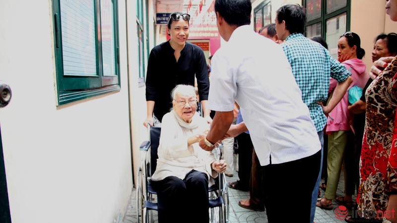 Phu nhân cố Tổng bí thư Nguyễn Văn Linh đi bầu cử ở tuổi 99 - ảnh 2