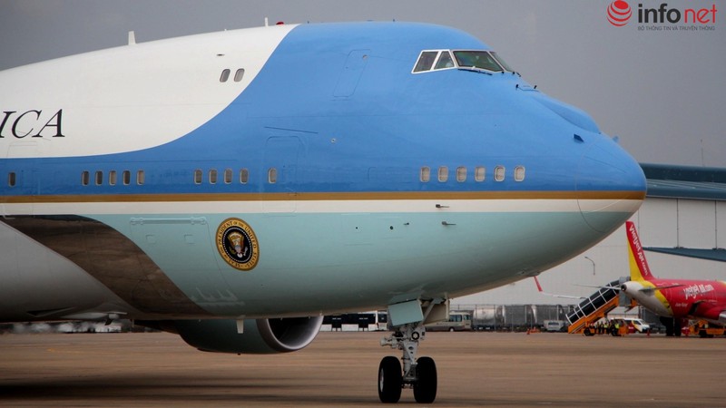 Cận cảnh chuyên cơ Air Force One của Tổng thống Obama tại sân bay Tân Sơn Nhất - ảnh 9