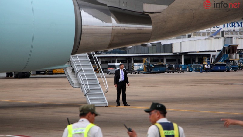 Cận cảnh chuyên cơ Air Force One của Tổng thống Obama tại sân bay Tân Sơn Nhất - ảnh 11