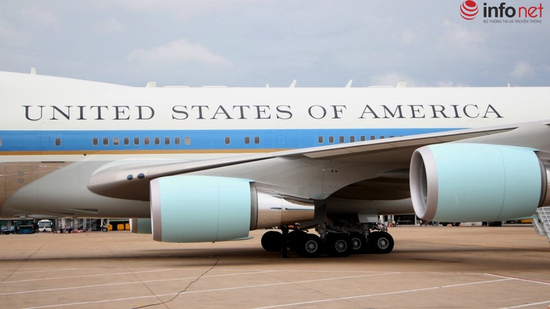 Cận cảnh chuyên cơ Air Force One của Tổng thống Obama tại sân bay Tân Sơn Nhất - ảnh 12