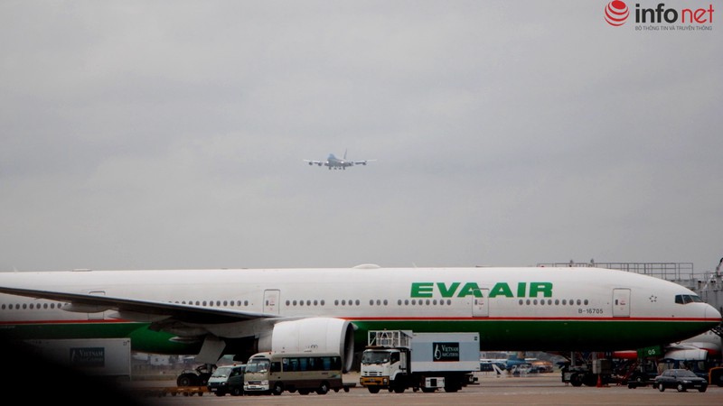 Cận cảnh chuyên cơ Air Force One của Tổng thống Obama tại sân bay Tân Sơn Nhất - ảnh 2