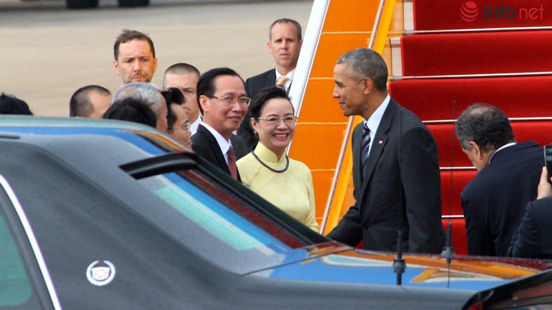 Giây phút Tổng thống Obama rời chuyên cơ để lên