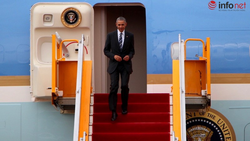 Giây phút Tổng thống Obama rời chuyên cơ để lên