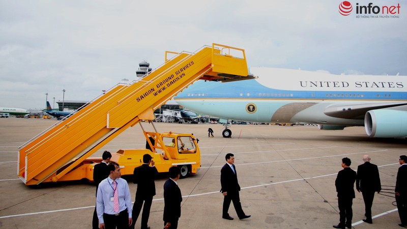 Giây phút Tổng thống Obama rời chuyên cơ để lên