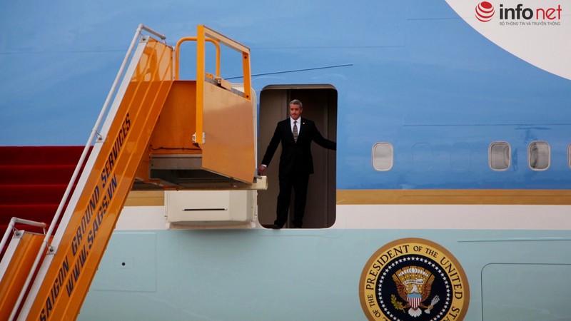 Giây phút Tổng thống Obama rời chuyên cơ để lên