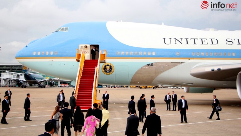 Giây phút Tổng thống Obama rời chuyên cơ để lên