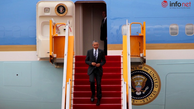 Giây phút Tổng thống Obama rời chuyên cơ để lên