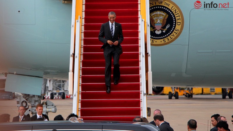 Giây phút Tổng thống Obama rời chuyên cơ để lên
