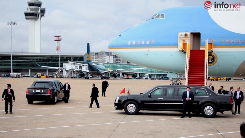 Giây phút Tổng thống Obama rời chuyên cơ để lên