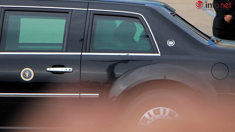 Giây phút Tổng thống Obama rời chuyên cơ để lên