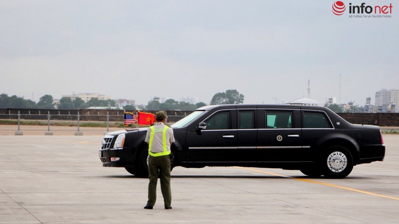 Giây phút Tổng thống Obama rời chuyên cơ để lên