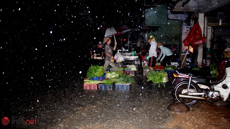 TP.HCM: Mưa gió cực lớn tiểu thương cuống cuồng chạy hàng - ảnh 1