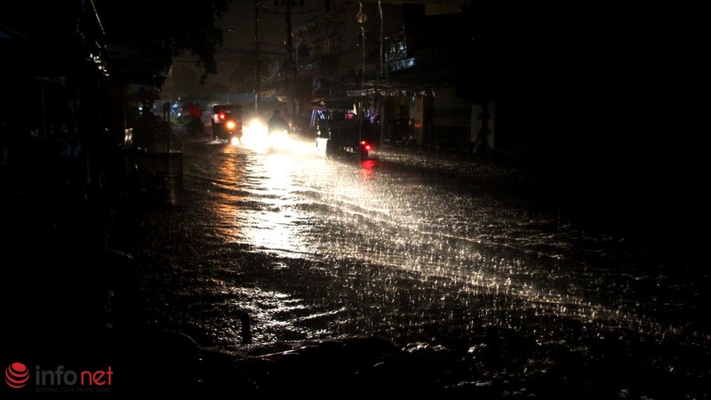 TP.HCM: Mưa gió cực lớn tiểu thương cuống cuồng chạy hàng - ảnh 9