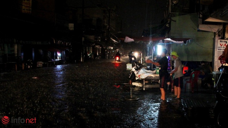 TP.HCM: Mưa gió cực lớn tiểu thương cuống cuồng chạy hàng - ảnh 12