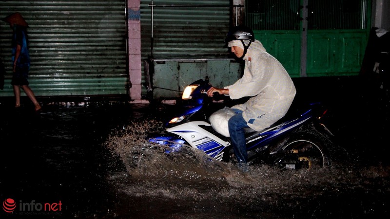 TP.HCM: Mưa gió cực lớn tiểu thương cuống cuồng chạy hàng - ảnh 13