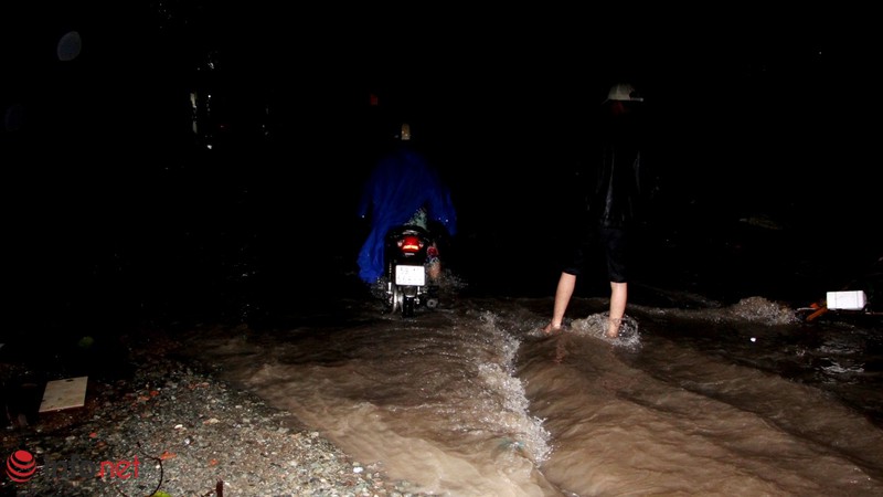 TP.HCM: Mưa gió cực lớn tiểu thương cuống cuồng chạy hàng - ảnh 14