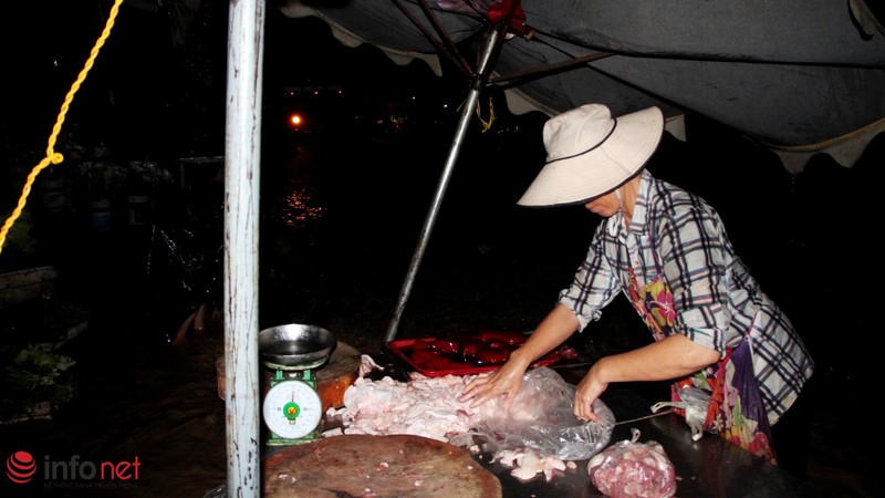 TP.HCM: Mưa gió cực lớn tiểu thương cuống cuồng chạy hàng - ảnh 5