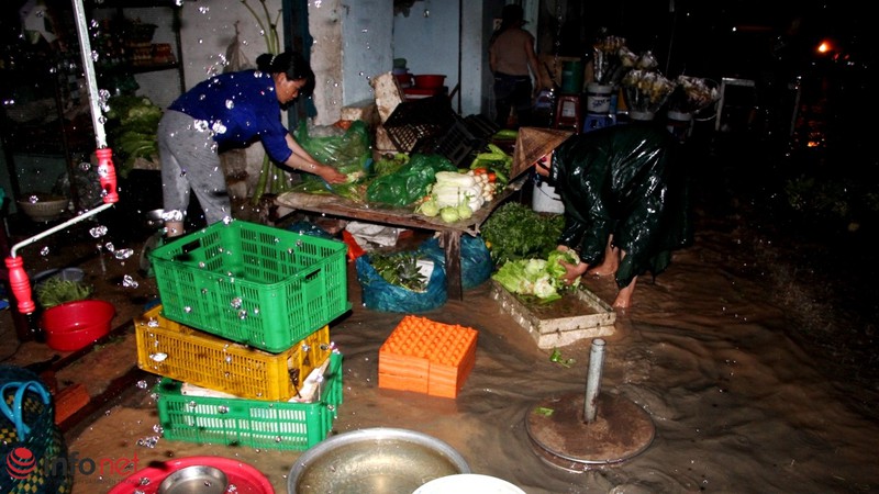 TP.HCM: Mưa gió cực lớn tiểu thương cuống cuồng chạy hàng - ảnh 2