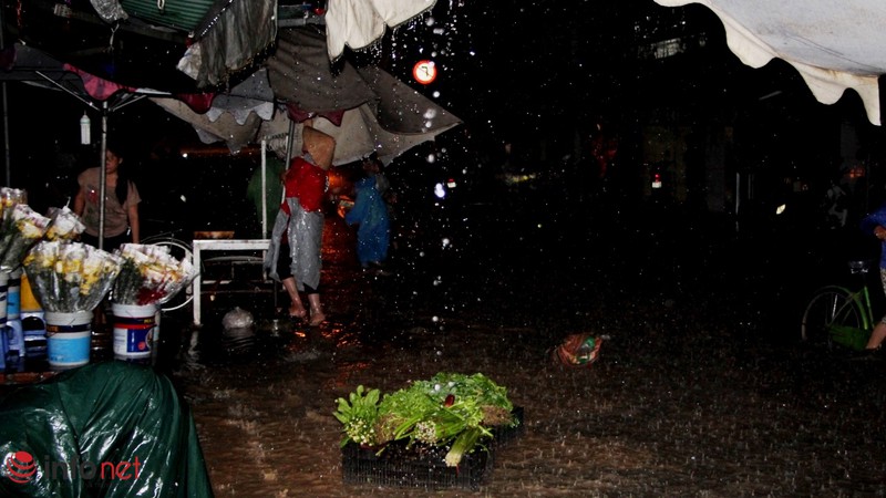 TP.HCM: Mưa gió cực lớn tiểu thương cuống cuồng chạy hàng - ảnh 4