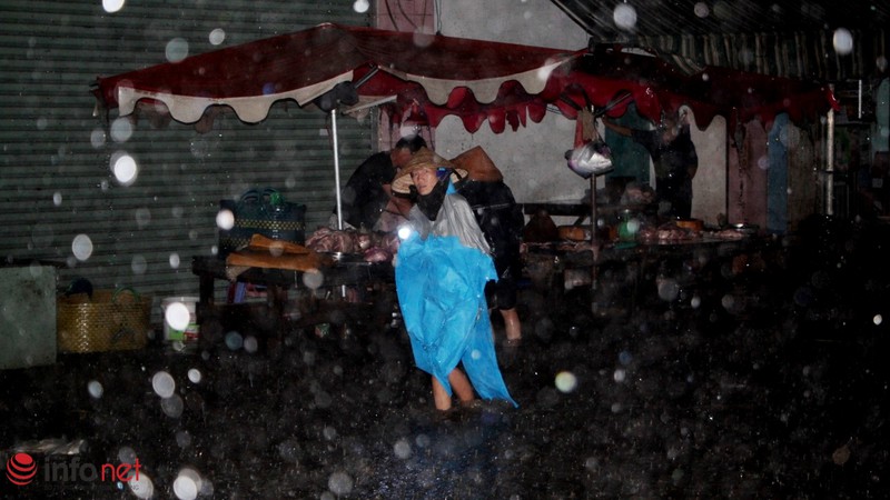 TP.HCM: Mưa gió cực lớn tiểu thương cuống cuồng chạy hàng - ảnh 10