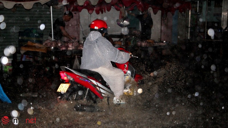 TP.HCM: Mưa gió cực lớn tiểu thương cuống cuồng chạy hàng - ảnh 11