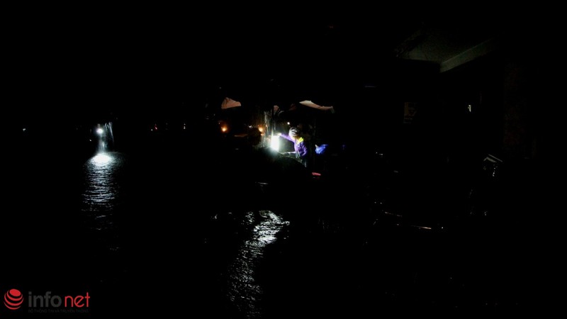 TP.HCM: Mưa gió cực lớn tiểu thương cuống cuồng chạy hàng - ảnh 8