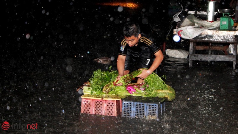 TP.HCM: Mưa gió cực lớn tiểu thương cuống cuồng chạy hàng - ảnh 3