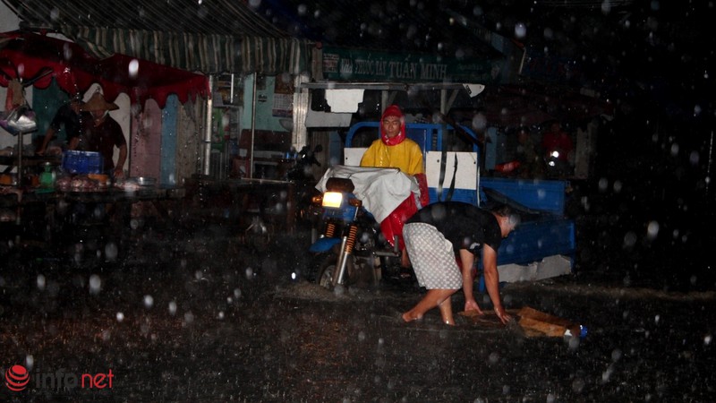 TP.HCM: Mưa gió cực lớn tiểu thương cuống cuồng chạy hàng - ảnh 7