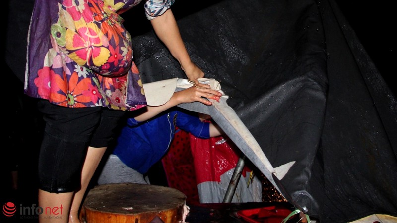 TP.HCM: Mưa gió cực lớn tiểu thương cuống cuồng chạy hàng - ảnh 6