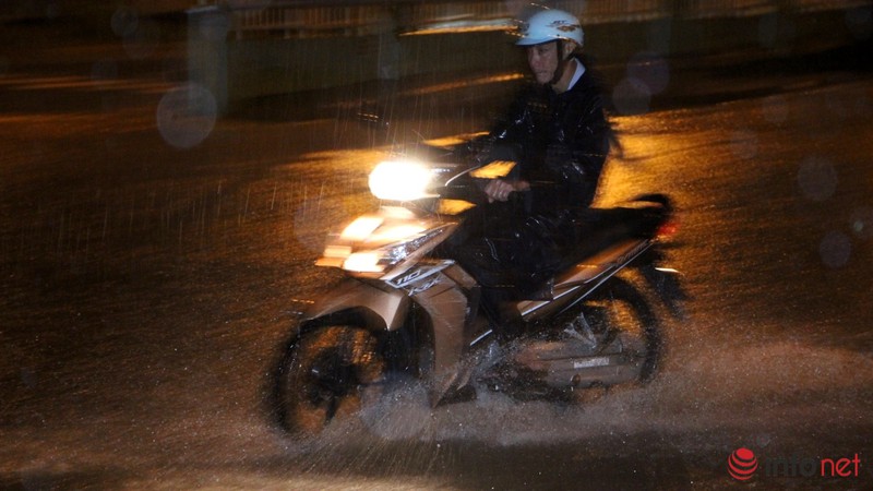 TP.HCM mưa cực lớn, xa lộ Hà Nội ngập hiếm thấy - ảnh 6