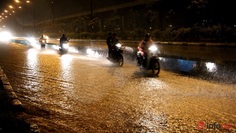 TP.HCM mưa cực lớn, xa lộ Hà Nội ngập hiếm thấy - ảnh 4