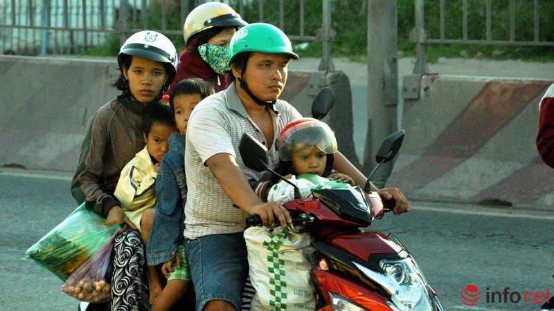 TP.HCM: Trẻ em mệt nhoài trong khói bụi trở lại Thành phố sau lễ - ảnh 8