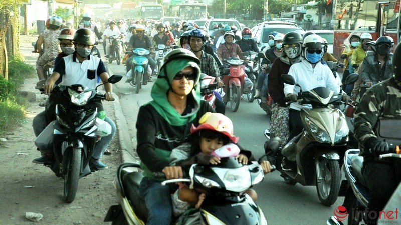 TP.HCM: Trẻ em mệt nhoài trong khói bụi trở lại Thành phố sau lễ - ảnh 14