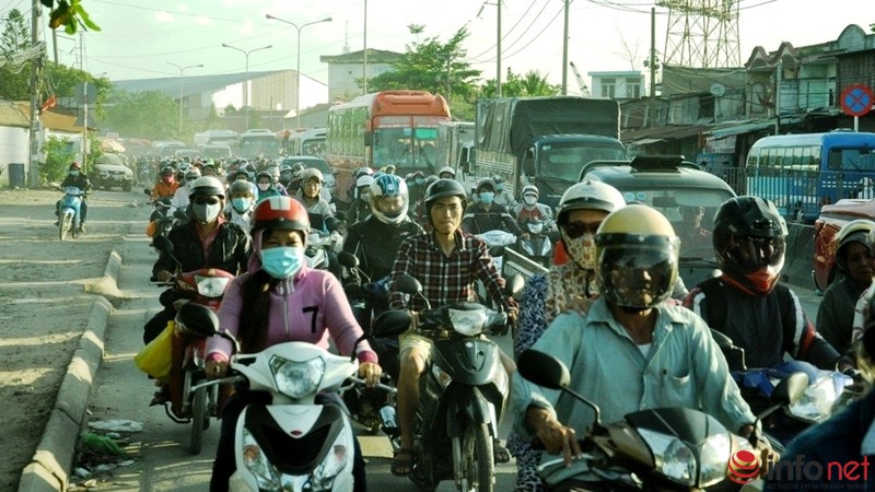 TP.HCM: Trẻ em mệt nhoài trong khói bụi trở lại Thành phố sau lễ - ảnh 3