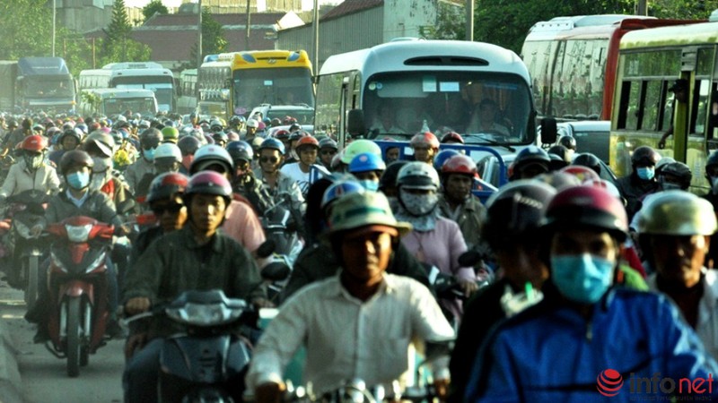 TP.HCM: Trẻ em mệt nhoài trong khói bụi trở lại Thành phố sau lễ - ảnh 4