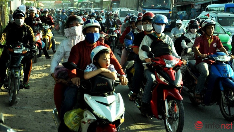TP.HCM: Trẻ em mệt nhoài trong khói bụi trở lại Thành phố sau lễ - ảnh 15