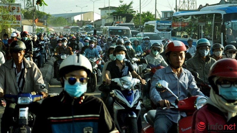TP.HCM: Trẻ em mệt nhoài trong khói bụi trở lại Thành phố sau lễ - ảnh 5