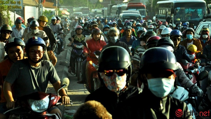 TP.HCM: Trẻ em mệt nhoài trong khói bụi trở lại Thành phố sau lễ - ảnh 6